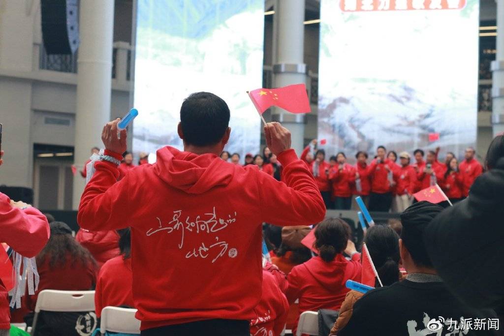 71岁老人抢到演唱会门票，“年轻时就爱听刀郎的歌”