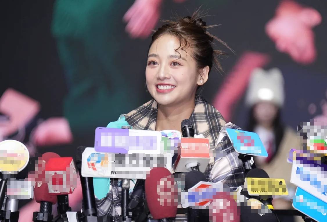 吴映洁产后首度现身活动 笑容灿烂明媚状态恢复佳