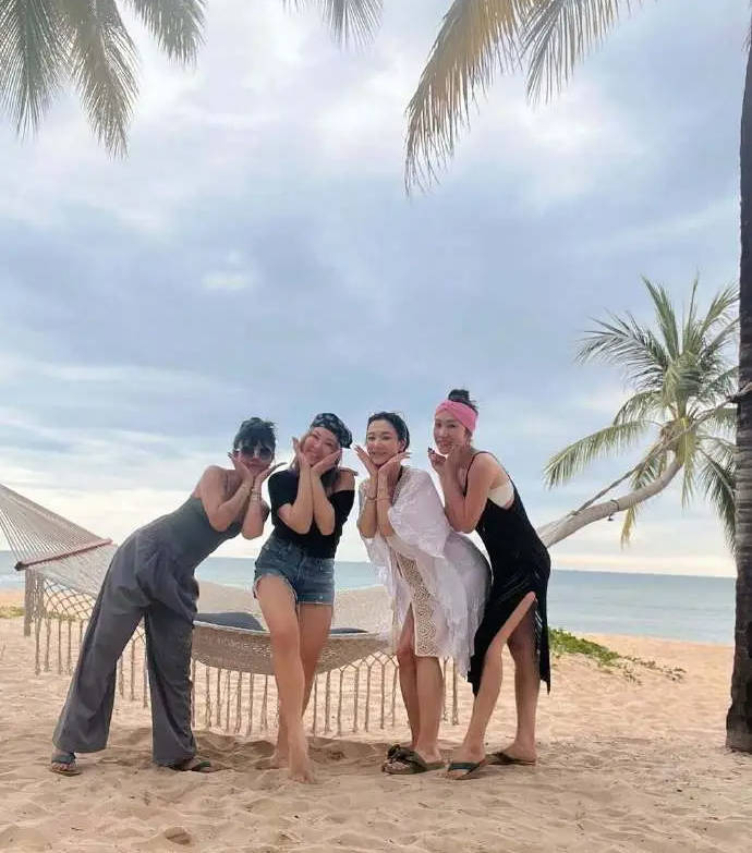 王君馨挺孕肚与闺蜜度产前蜜月 笑容灿烂身材依旧苗条