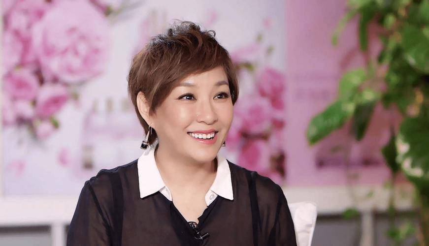 主持人李静公开袒露绝经经历 ：呼吁企业制定更年期员工保护制度