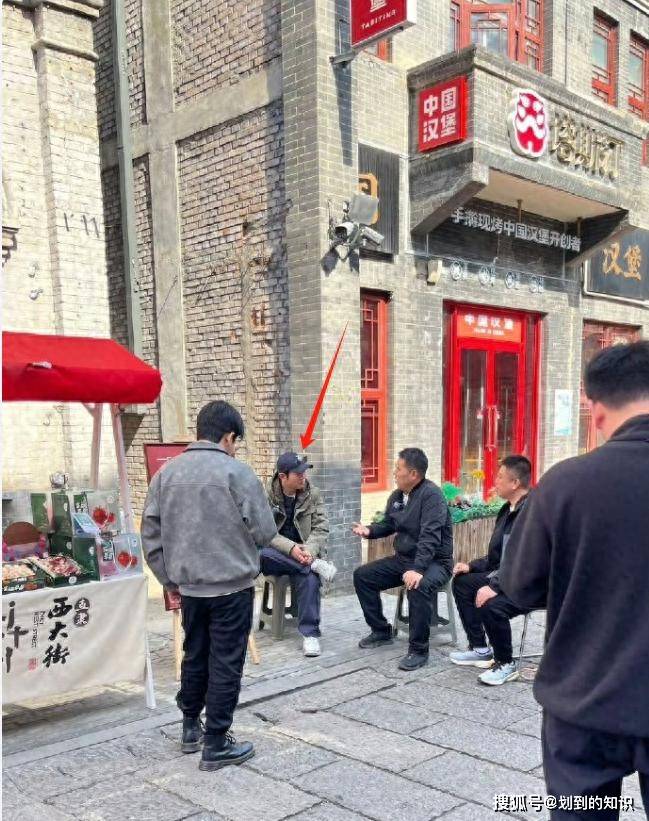 原创            从德云社到摆地摊卖草莓！合照必须买两盒，郭德纲这次彻底"怕"了
