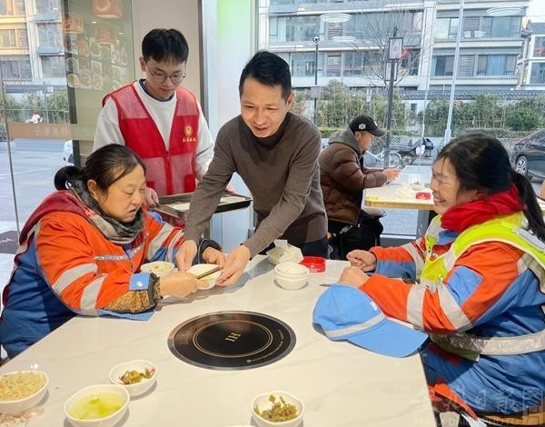 青春小店与环卫工人的“温暖约定”
