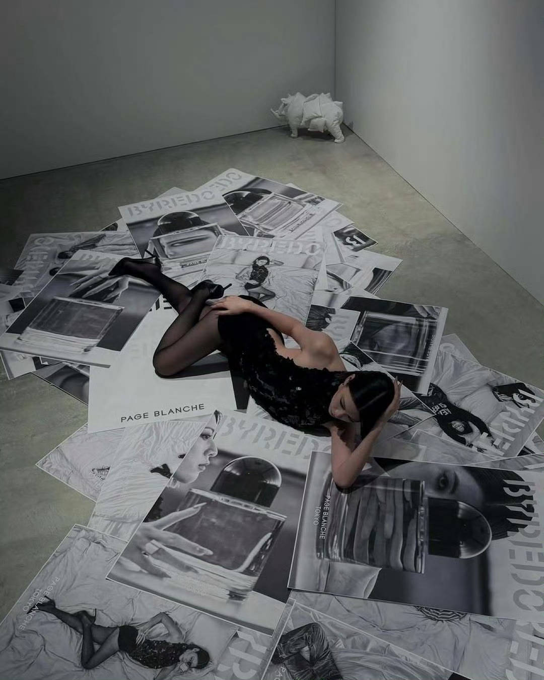 三吉彩花穿黑丝大秀美腿 单手撑地性感魅惑