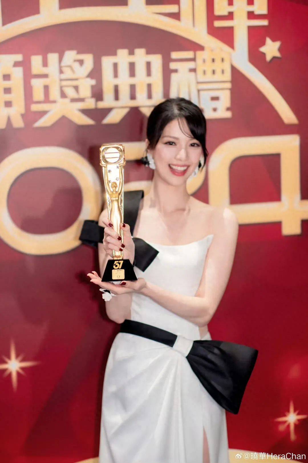 TVB力捧小花陈晓华分享喜讯！晒大露背美照，参加哥哥婚前派对太亮眼