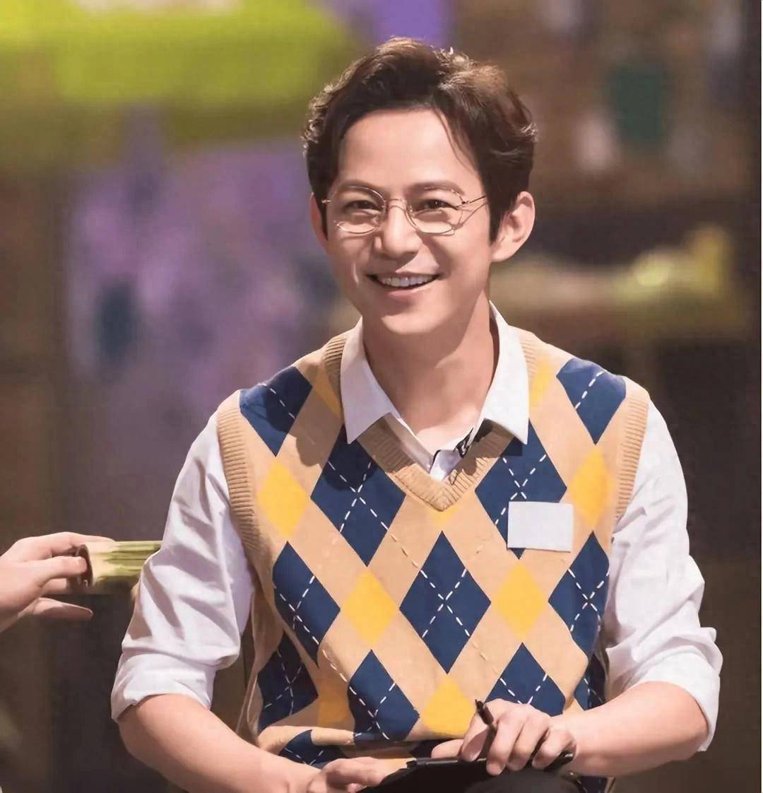 原创            无妻无子，半退休，当了一辈子老好人的何炅，现在怎样了？