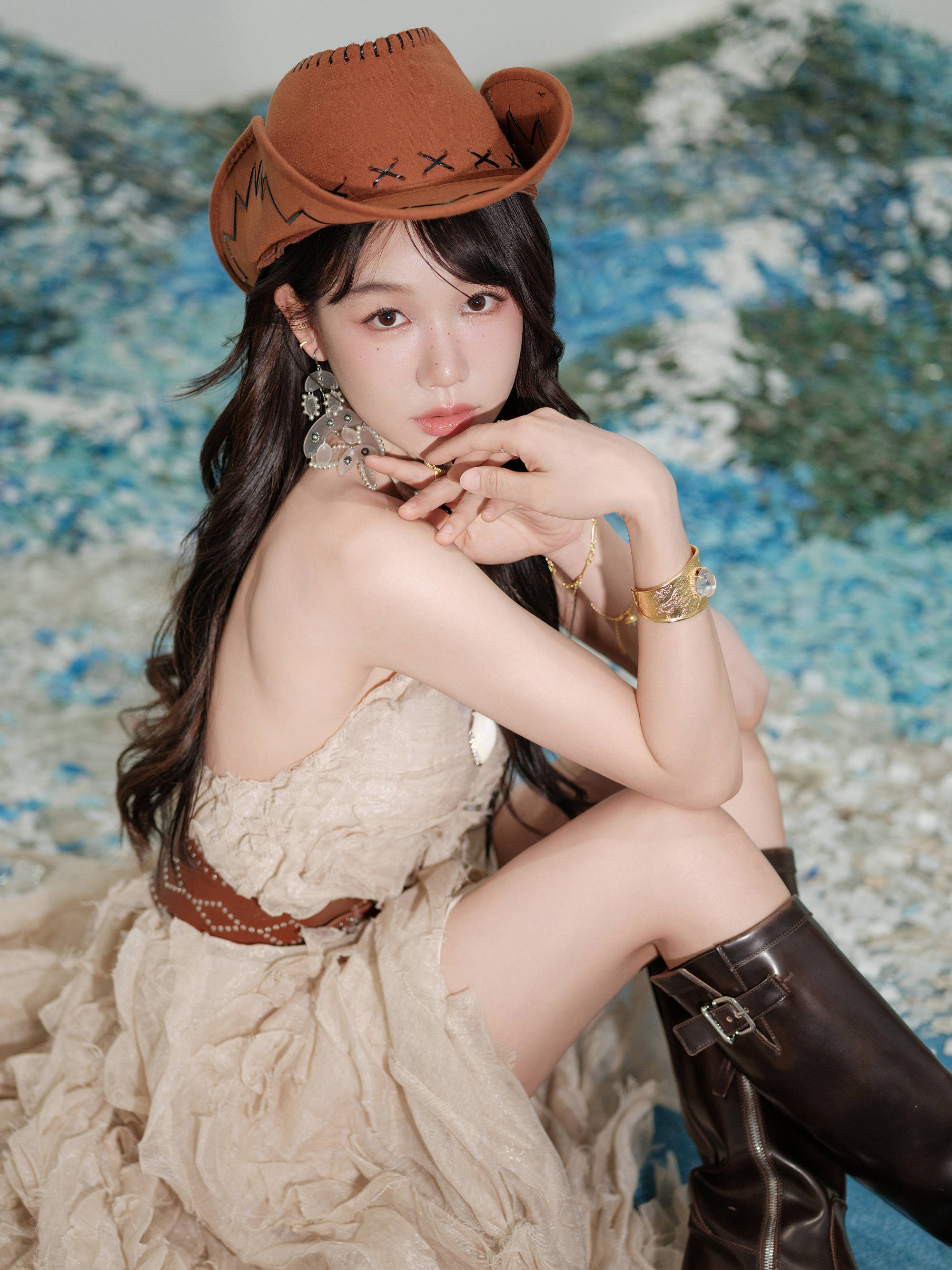 徐梦洁一袭米色长裙搭配棕色牛仔帽 化身牛仔女郎又甜又酷