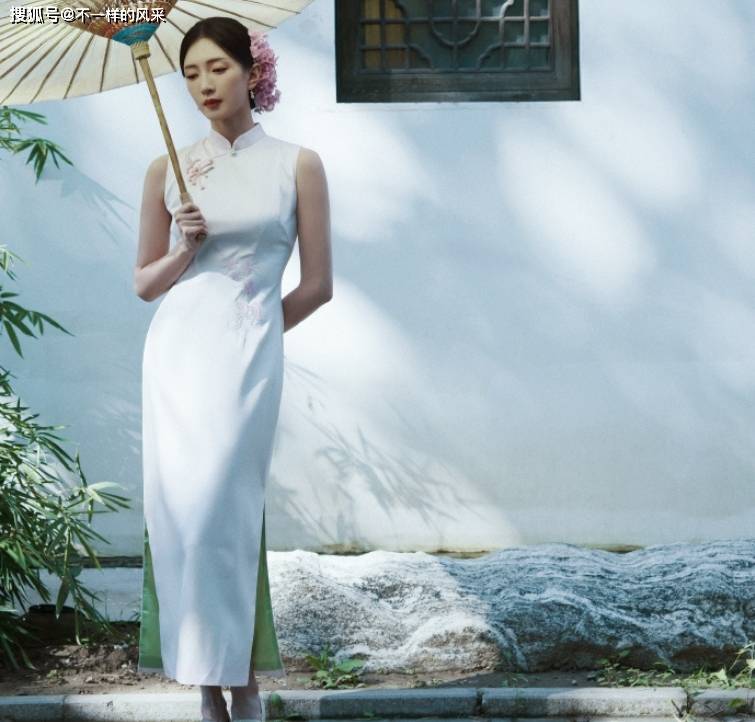 江疏影越来越有品位了，身穿丝绸旗袍尽显小女人姿态！