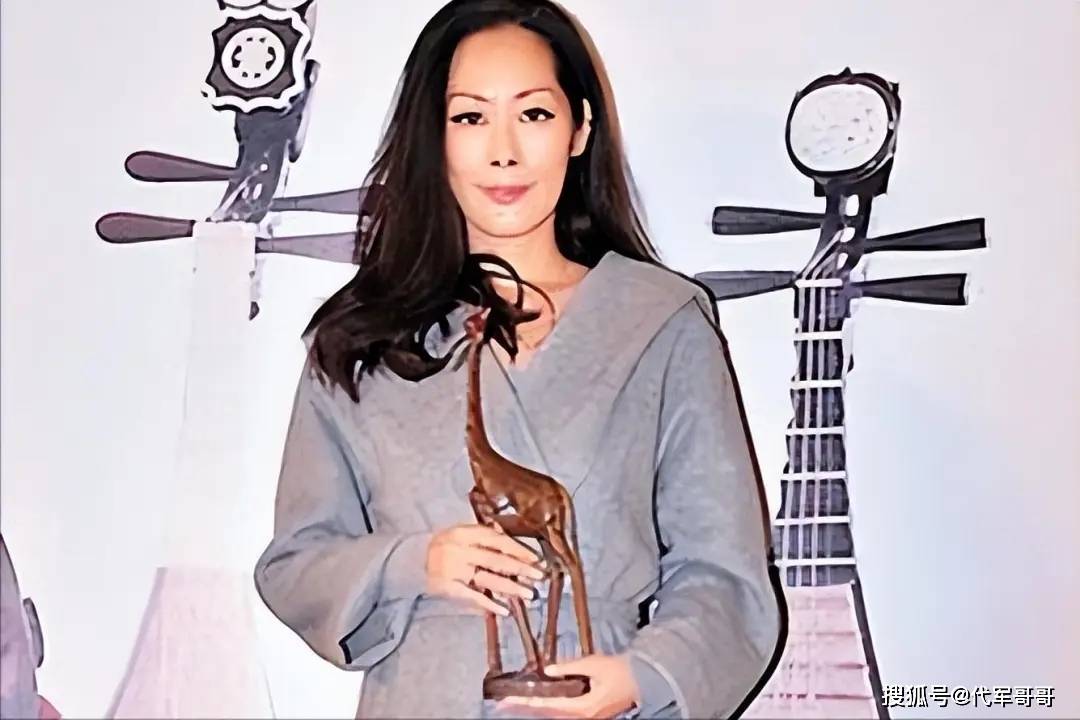 原创            她曾是“歌坛天后”，跟“活佛”生下孩子，如今露宿街头没钱住酒店