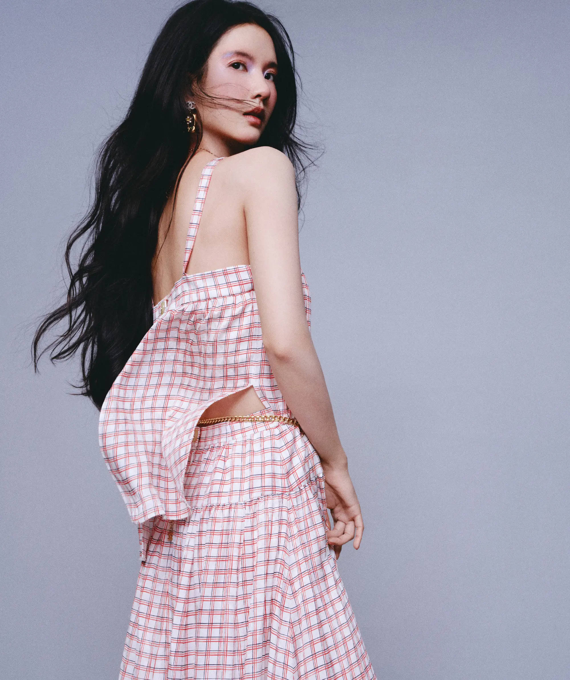 刘些宁身穿粉色吊带上衣 温柔甜美中也不失凌冽清冷