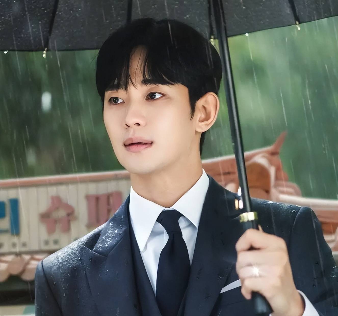 原创            好友曝金秀贤最新状态，本人精神崩溃很痛苦，娱记放出新合影反击