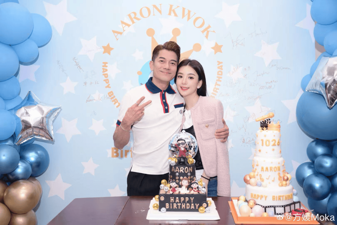 原创            郭富城陪方媛回老家，发红包放烟花被“围观”，两人结婚8年了。