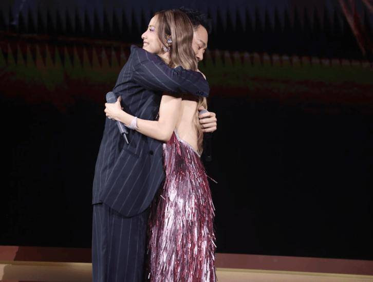 小方结婚！邓丽欣请林峯合唱《好心好报》 ！全场尖叫声爆棚！