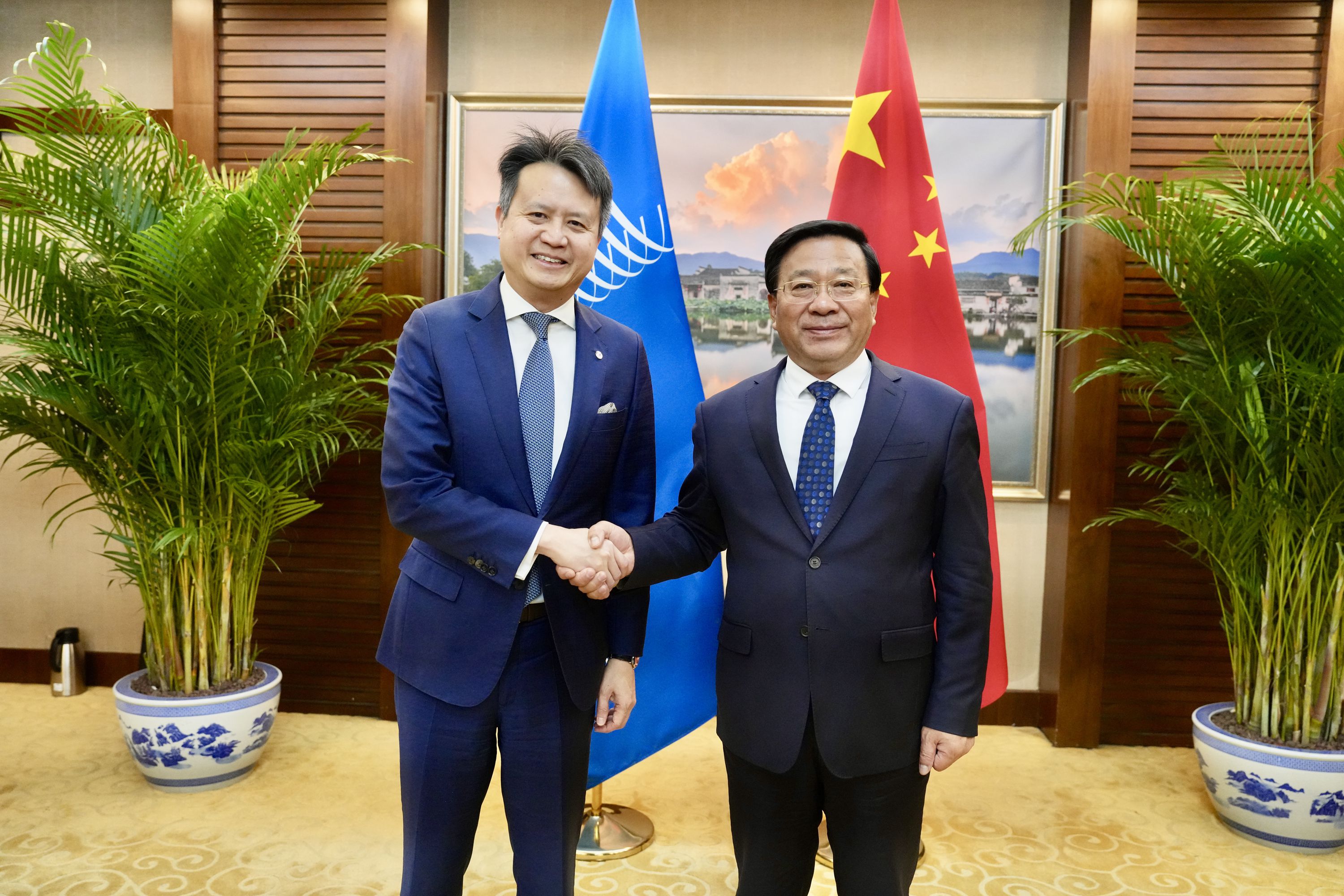 韩俊会见世界知识产权组织总干事兼国际植物新品种保护联盟秘书长邓鸿森