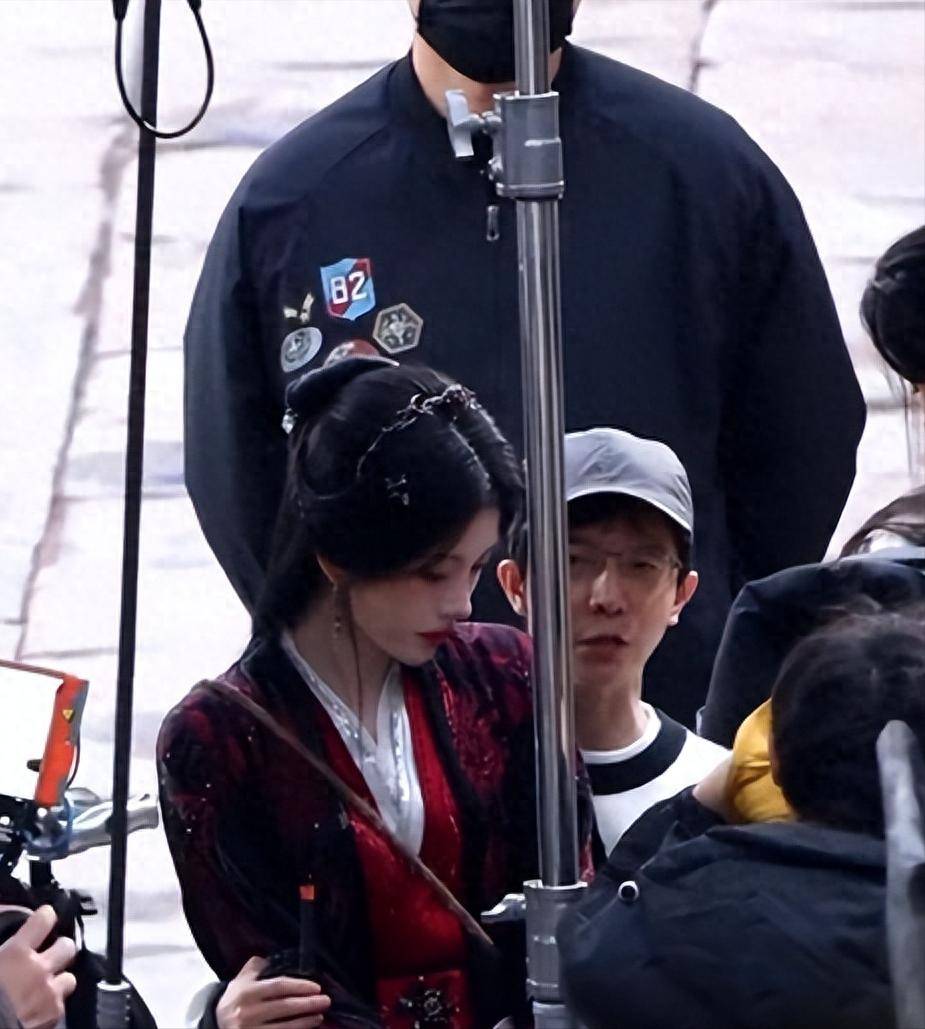 原创            郭敬明抱着鞠婧祎讲戏!网友:导演就算是男闺蜜也得注意分寸啊!