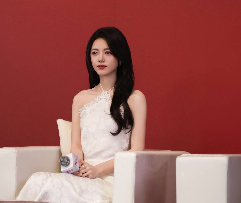 赵今麦穿挂脖白裙气质卓越 秀发乌黑靓丽很有中式美