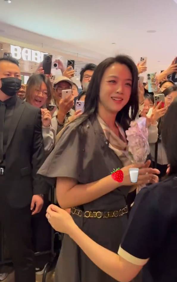 汤唯线下活动生图曝光 与粉丝击掌比心握手笑容超甜