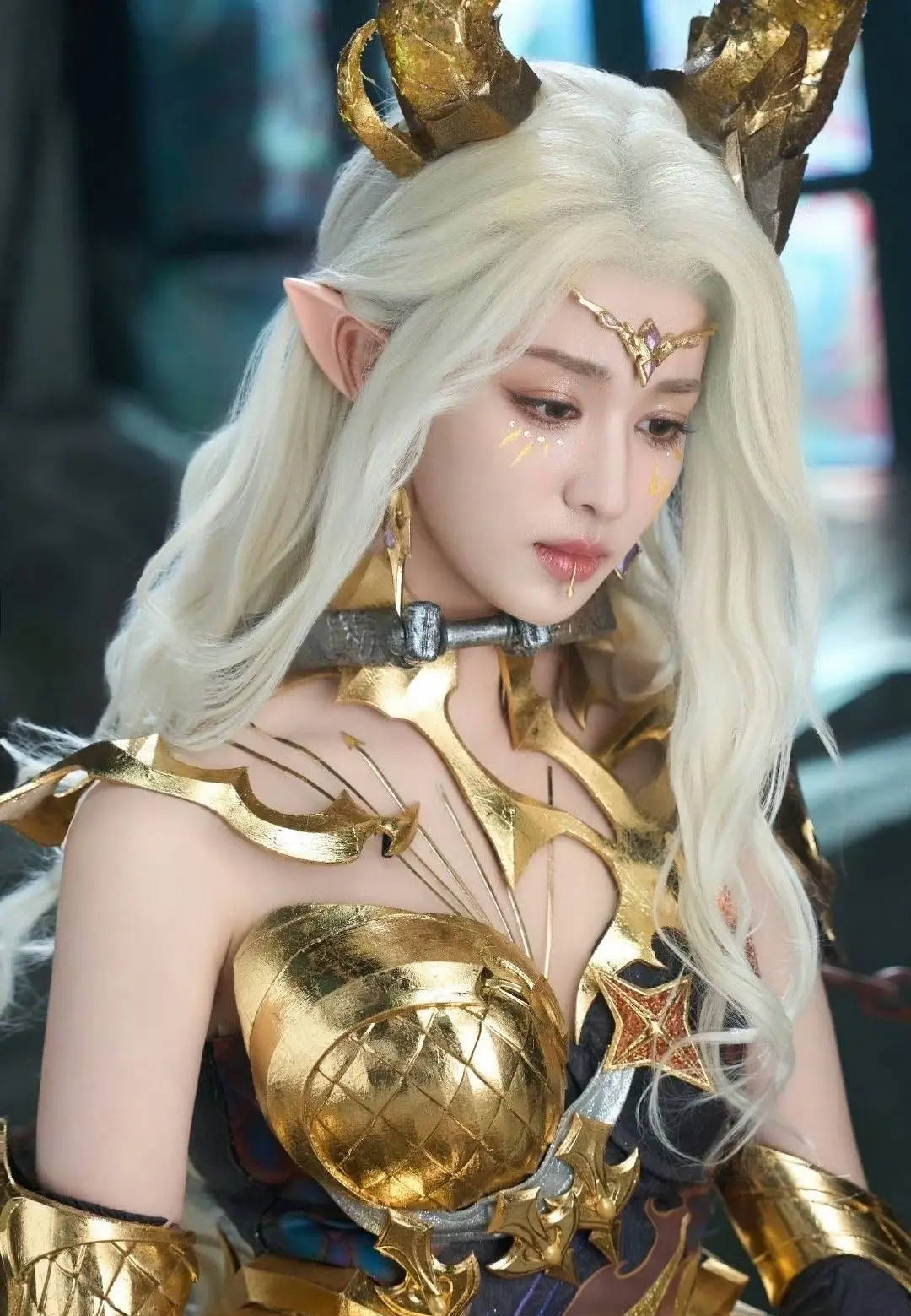 王楚然一头金发cos龙族女王 鎏金妆容精致高级