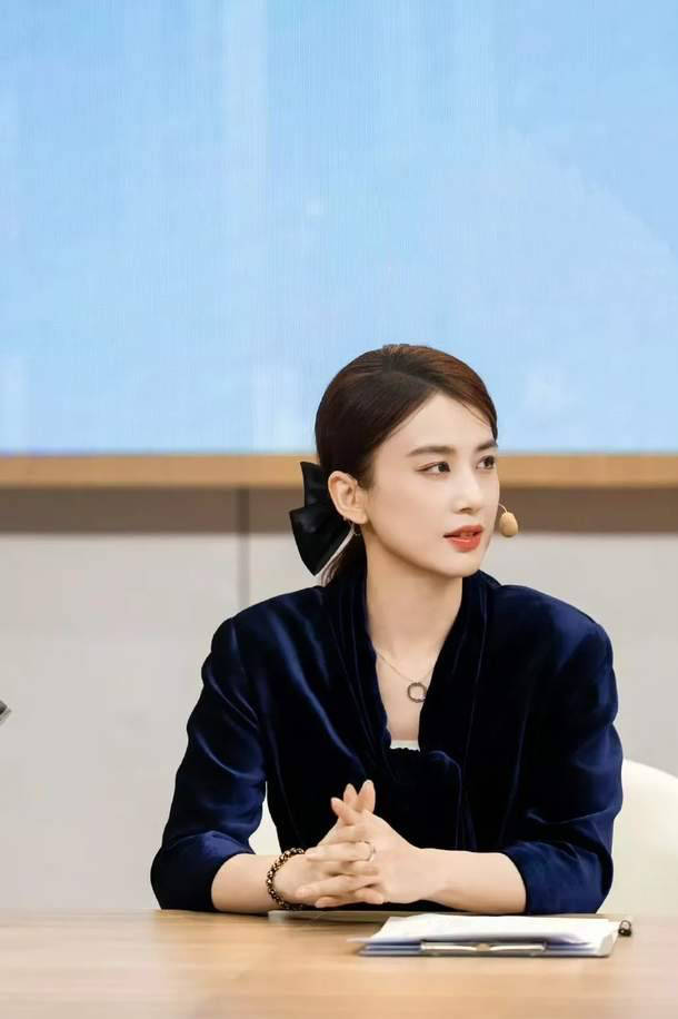 原创            哇塞！42 岁黄圣依携 74 岁老妈惊艳亮相综艺，这画面绝了