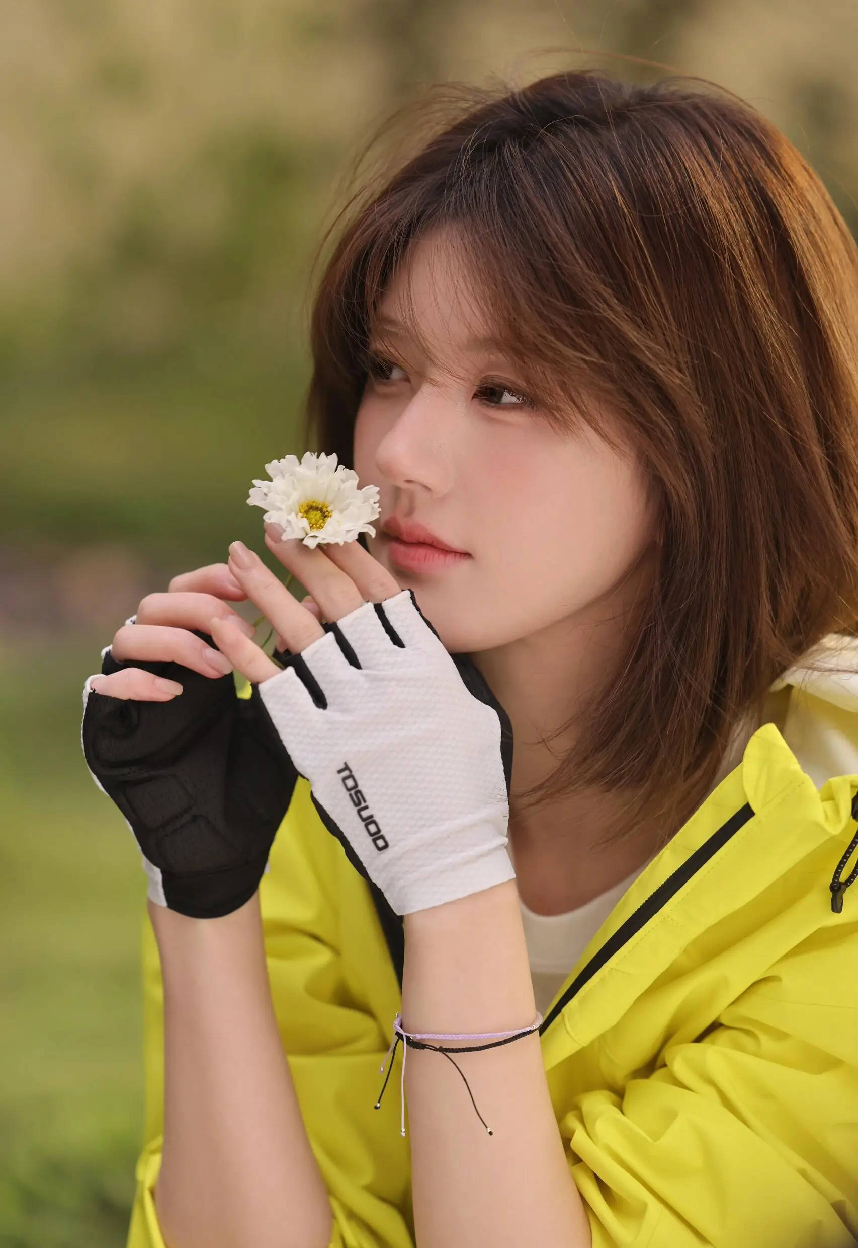 赵露思穿柠檬黄色外套生动俏皮 手拿花朵细嗅清香