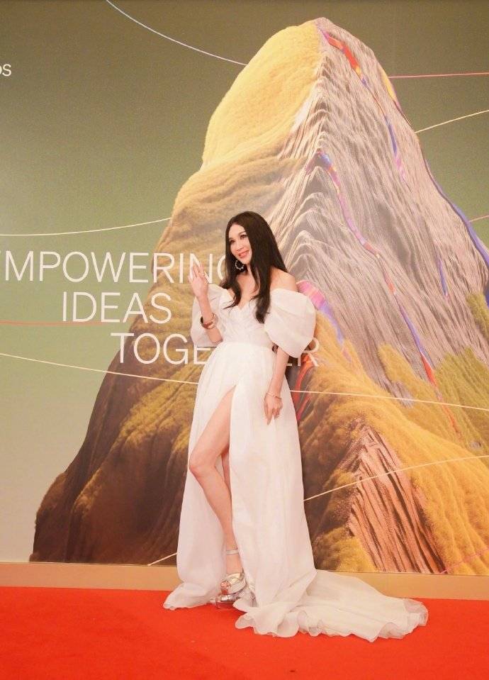 温碧霞穿开叉白裙秀美腿 肌肤白皙光滑身姿妙曼