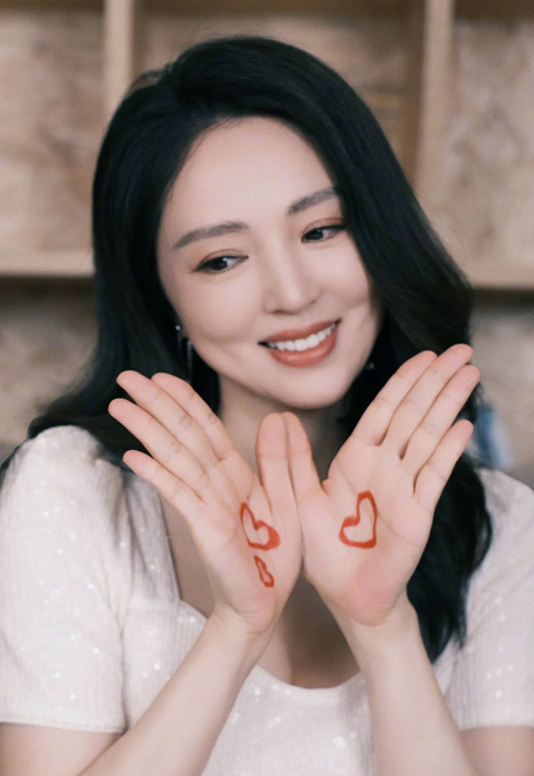 董璇晒美照庆祝妇女节！笑容灿烂双手比心爱意满满