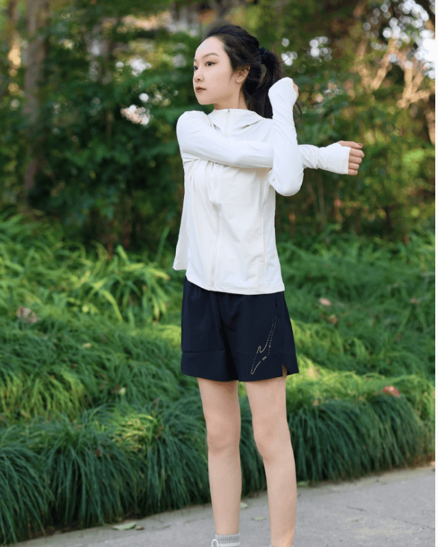 健身照天花板！这拉伸姿势让教练都点赞，绿植背景绝了