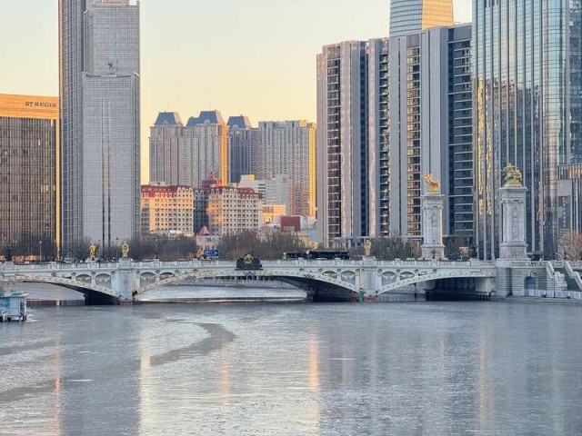 “别怕，哥哥在！”湖工大学子寒冬冰河边救起落水儿童