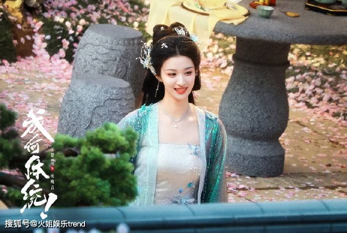 没想到王楚然一脸正气演起妖妃也很贴脸，有种妖艳牡丹的视觉碰撞！