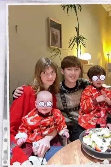 董力一家四口全家福曝光 一对混血宝宝皮肤白皙宛若洋娃娃