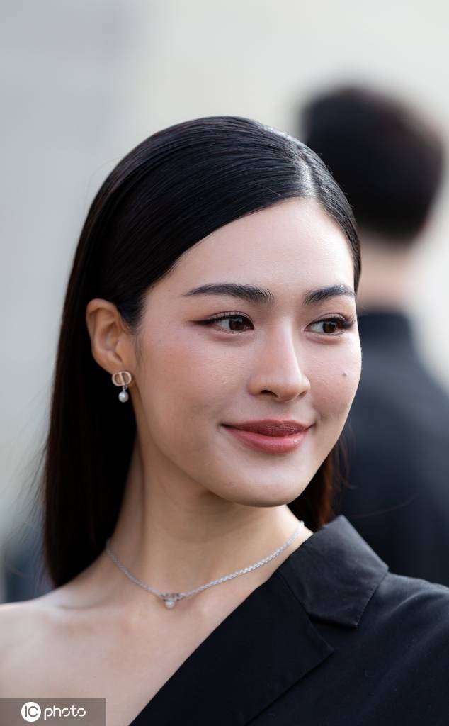 邝玲玲现身2025秋冬巴黎时装周秀场