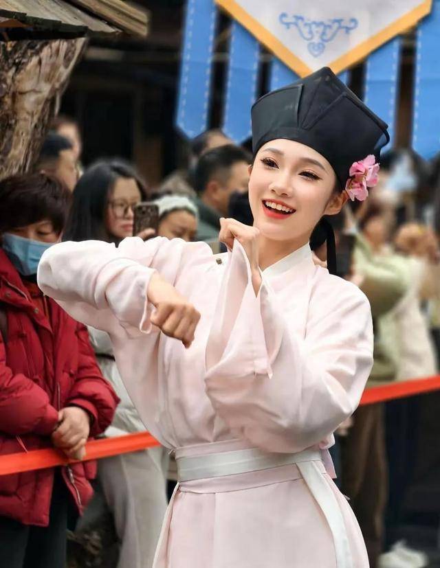 姝洁霓裳解码：在流量漩涡中看见传统文化的破壁新生