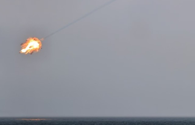 朝鲜对新型防空导弹武器系统进行综合战斗性能检验试射