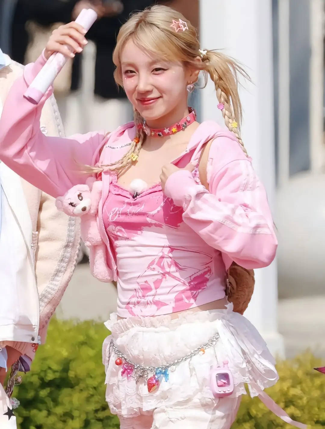 宋雨琦一身粉色穿搭明媚动人 给粉丝打招呼笑容甜美