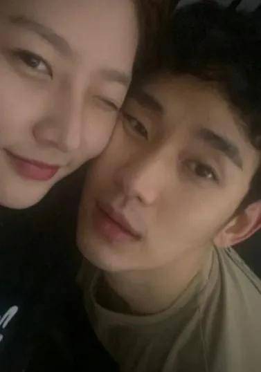 原创            金秀贤金赛纶“亲吻照”事件，网友：娱乐圈的瓜越吃越上头！