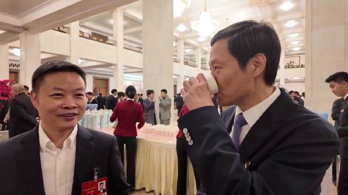 大佬聊天的时候压力这么大吗？雷军和何小鹏聊了半分钟，雷总就喝了4次水，