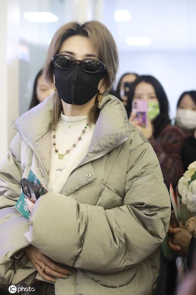 刘忻现身长沙机场 与粉丝亲切互动