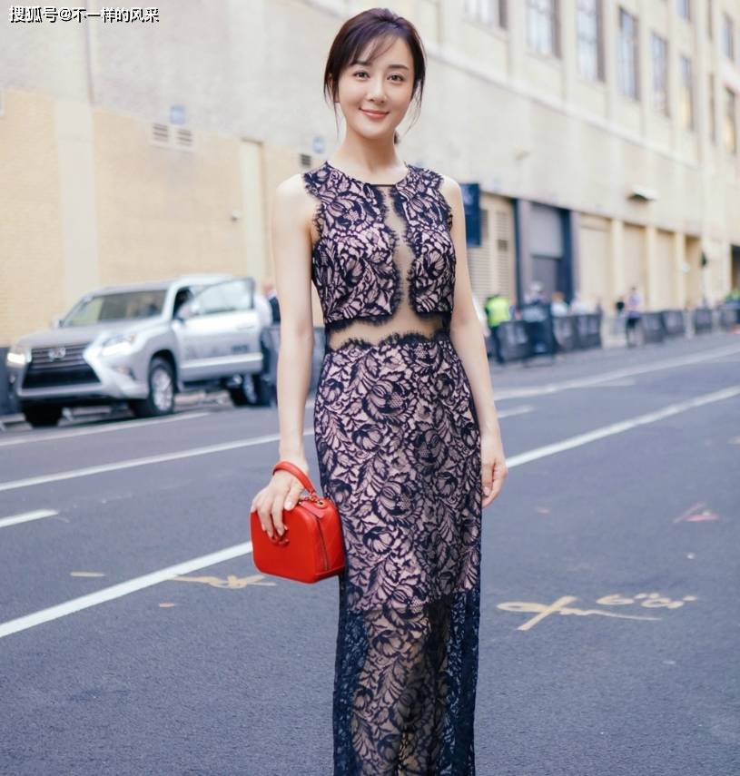 李依晓的确继承了女神的衣钵，身穿镂空连衣裙礼服无限风光！