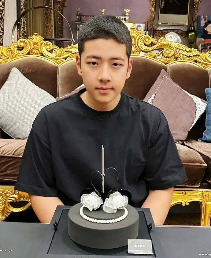 当年《爸爸去哪儿》里的萌娃，18岁竟然帅成了186cm肌肉硬汉！