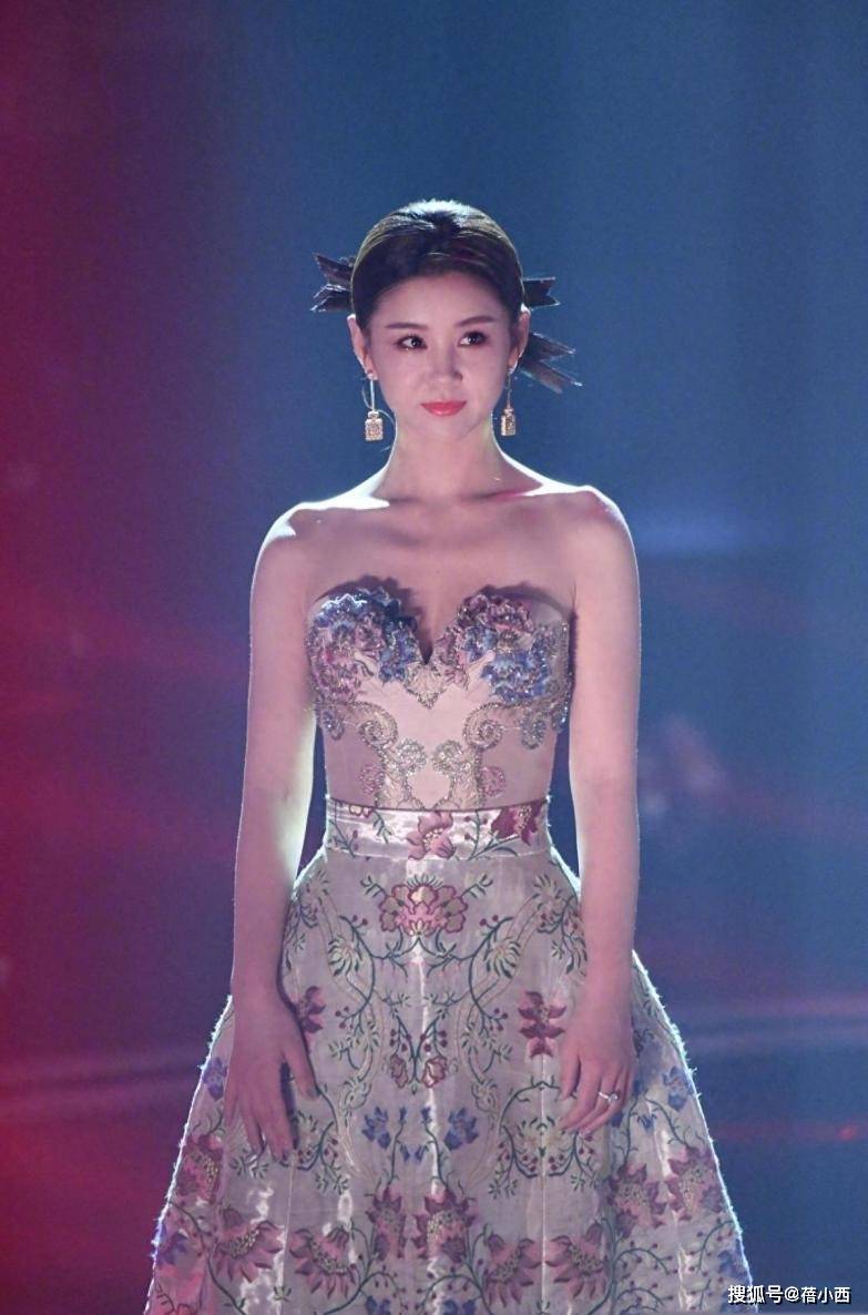 原创            李小萌瘦了更有尤物女神气质，穿抹胸连衣裙录节目，高级又惊艳