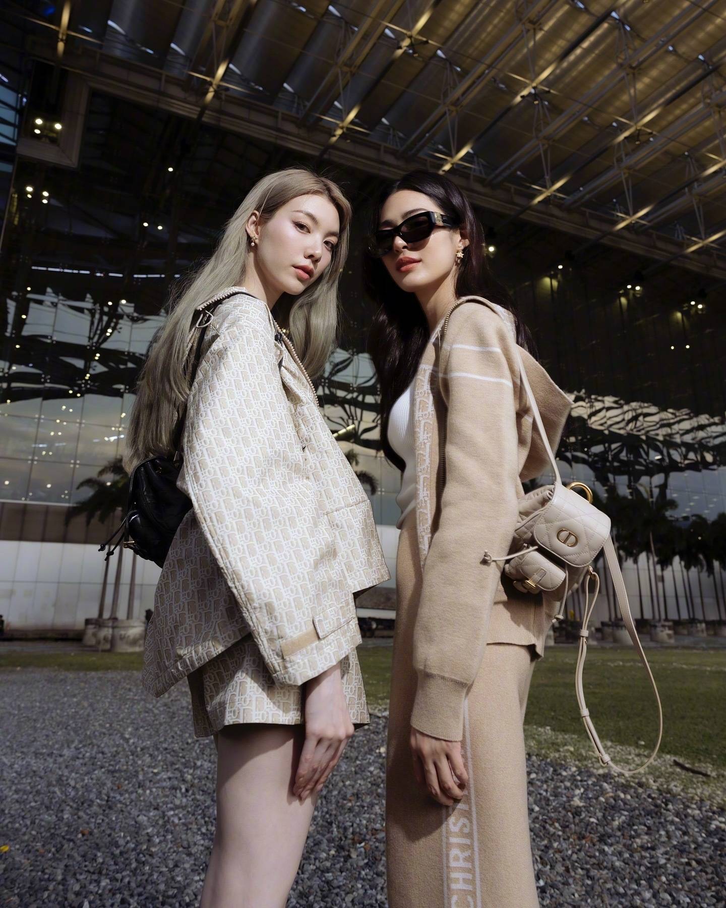 邝玲玲携手Orm出发巴黎 二人时尚互搭轻松舒适