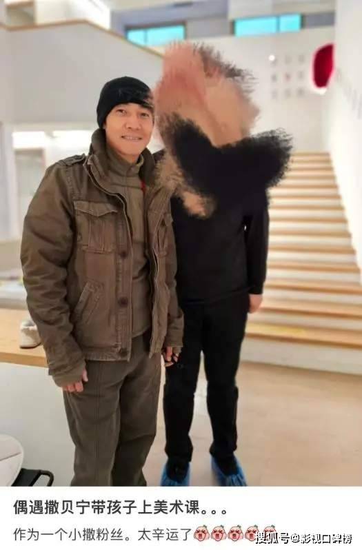 原创            撒贝宁周末带娃上课，没有形象可言，网友调侃他像捡瓶子的流浪汉
