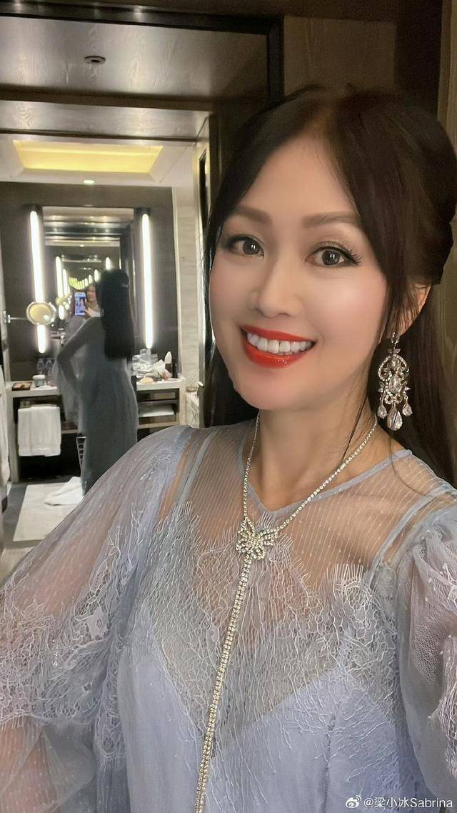 秀恩爱！TVB男星与港姐妻子享受烛光晚餐，结婚25年将其捧在手心