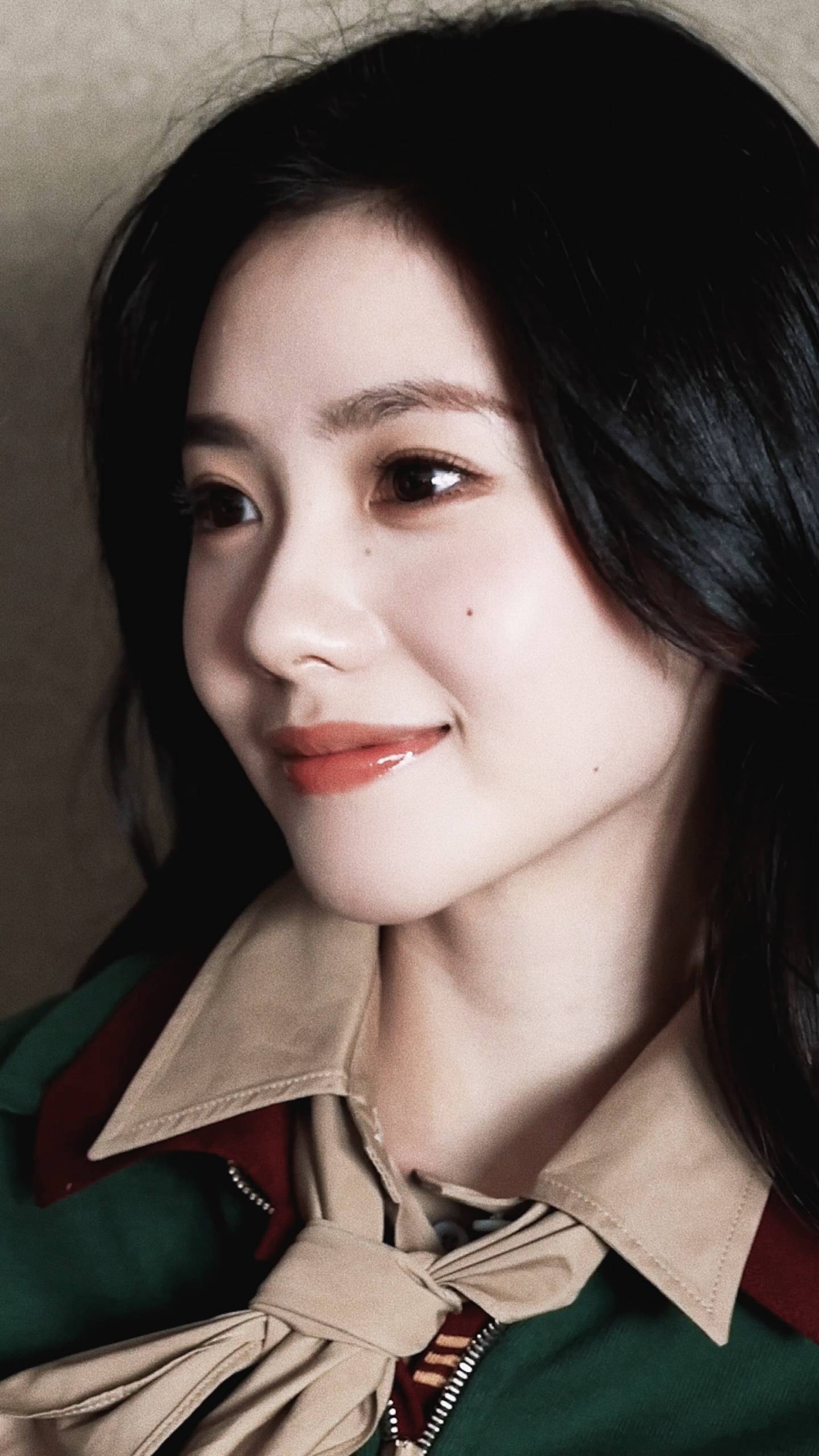 刘浩存身穿墨绿上衣打领结清新脱俗 笑容甜美活泼俏皮