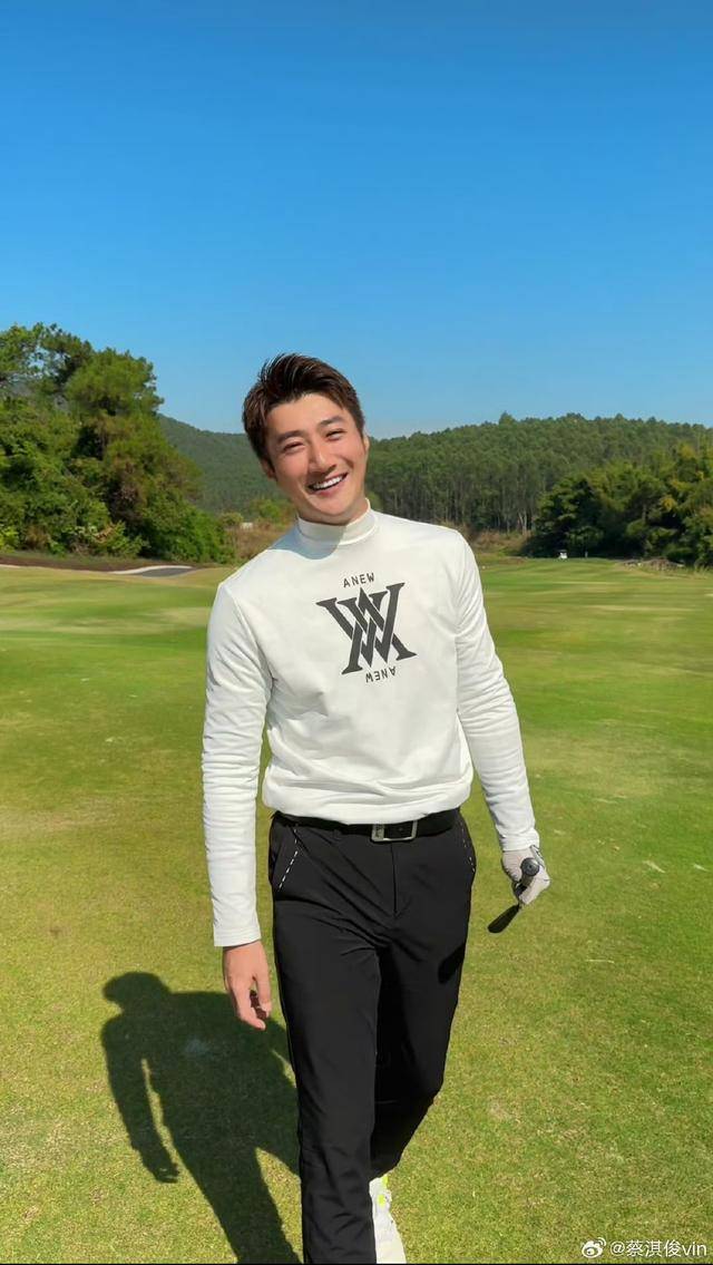 TVB离巢小生路边摆摊!妻子亲自搬货,二人秀恩爱网民反应两极