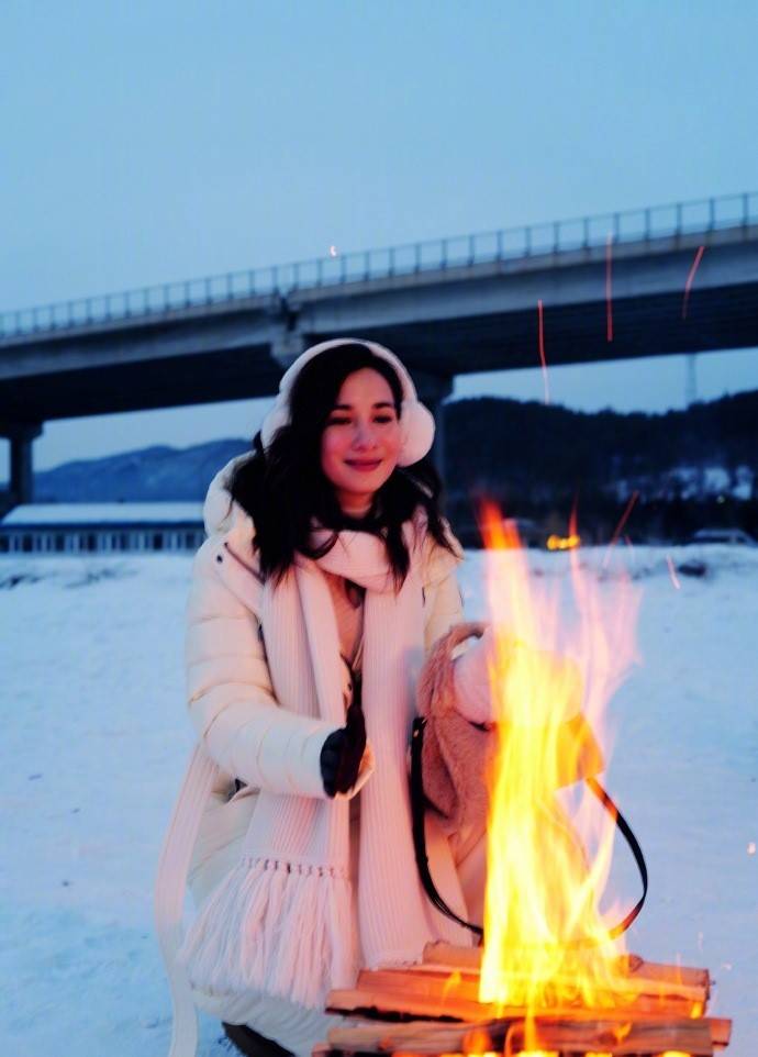 韩庚晒出自己拍摄卢靖姗美照 镜头里美得大气明媚