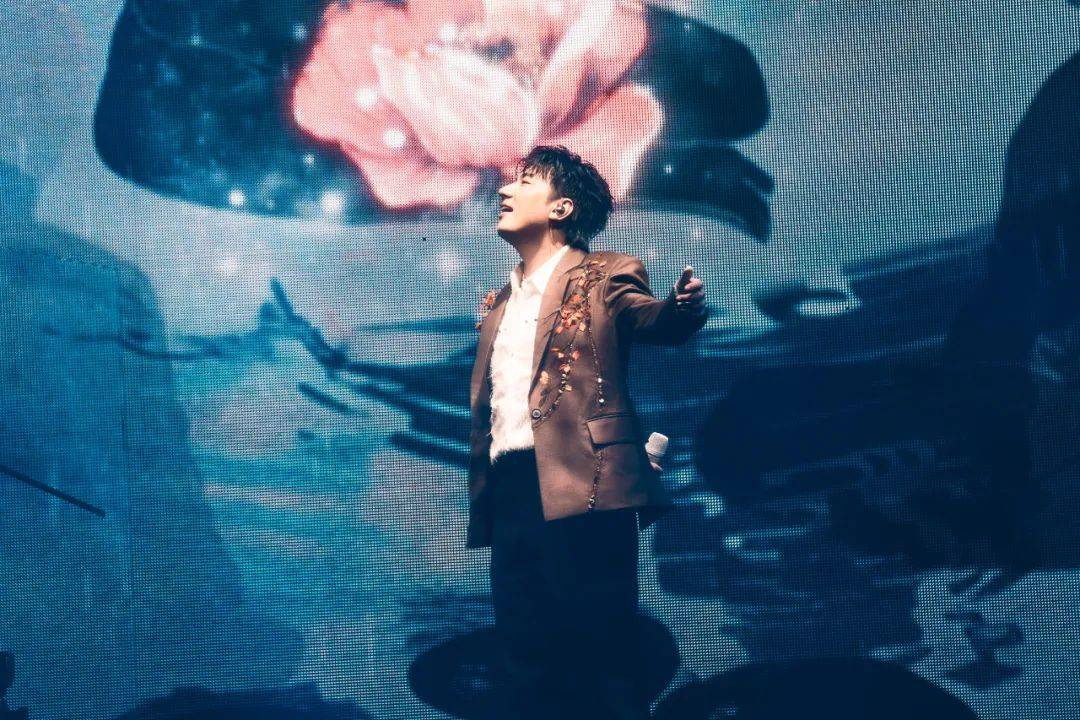 人气爆棚!川籍歌手海来阿木海外首场演唱会开唱