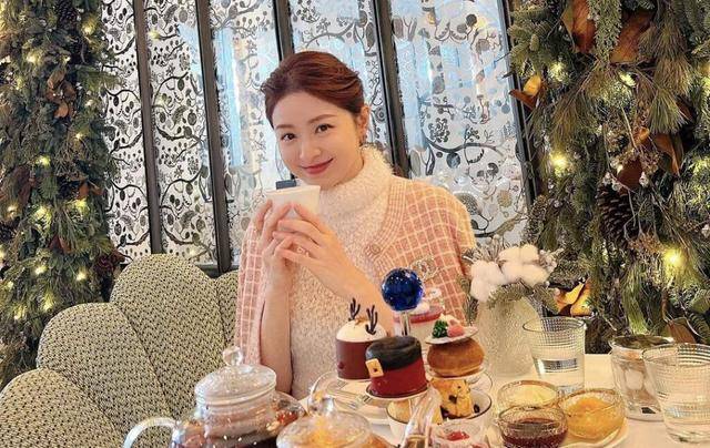 香港知名女星举家移民失败，老公转行投资电影，婚后连生三个女儿