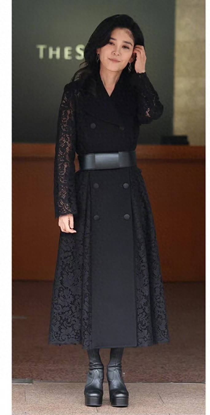 原创            三星长公主李富真亮相股东大会尽显疲惫！一身黑好憔悴，变化真大