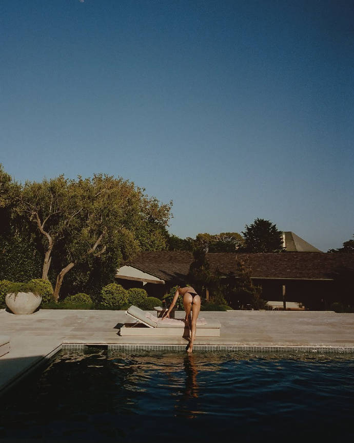 超模肯豆分享泳池比基尼照 晒日光浴大秀迷人美背