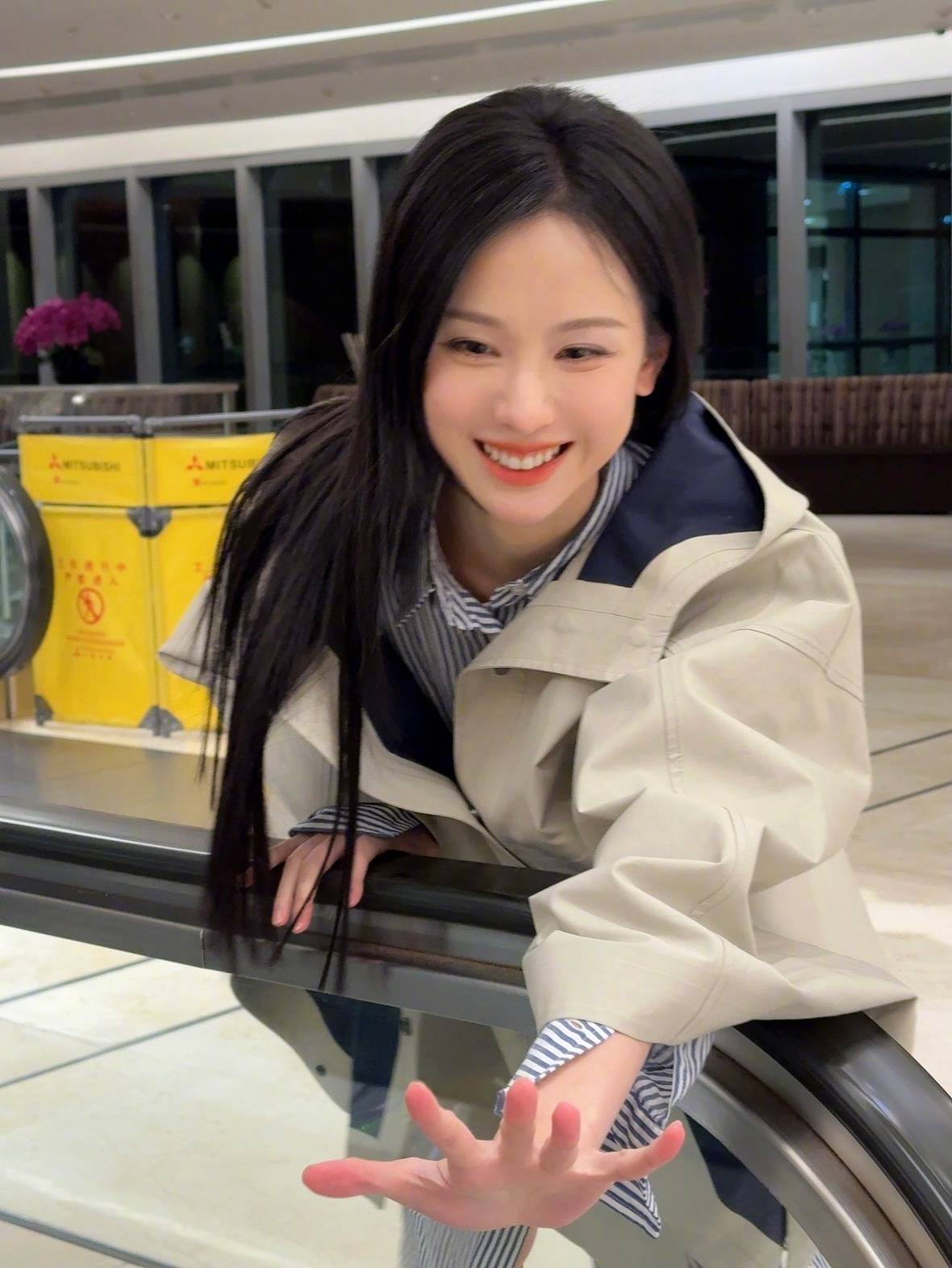 陈都灵晒最新日常随拍照 手戳小酒窝可爱呆萌